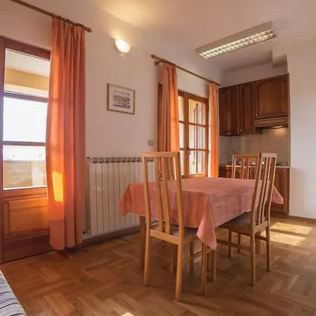 לינה וארוחת בוקר Pansion Valbruna