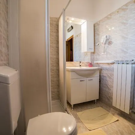 לינה וארוחת בוקר Pansion Valbruna 3*