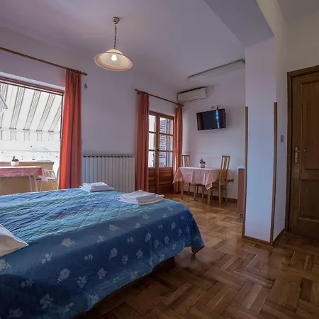 לינה וארוחת בוקר Pansion Valbruna רוביני