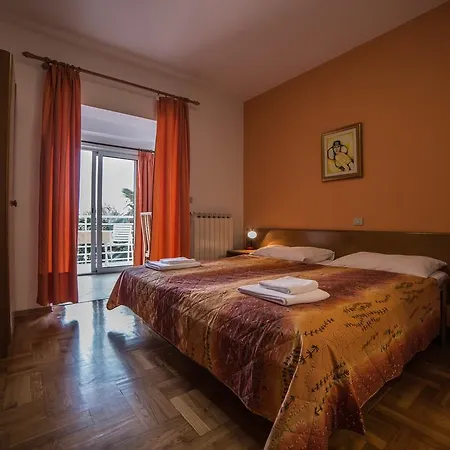 فندق مبيت وإفطار Pansion Valbruna 3*