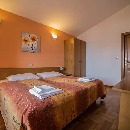 Pansion Valbruna فندق مبيت وإفطار 3*